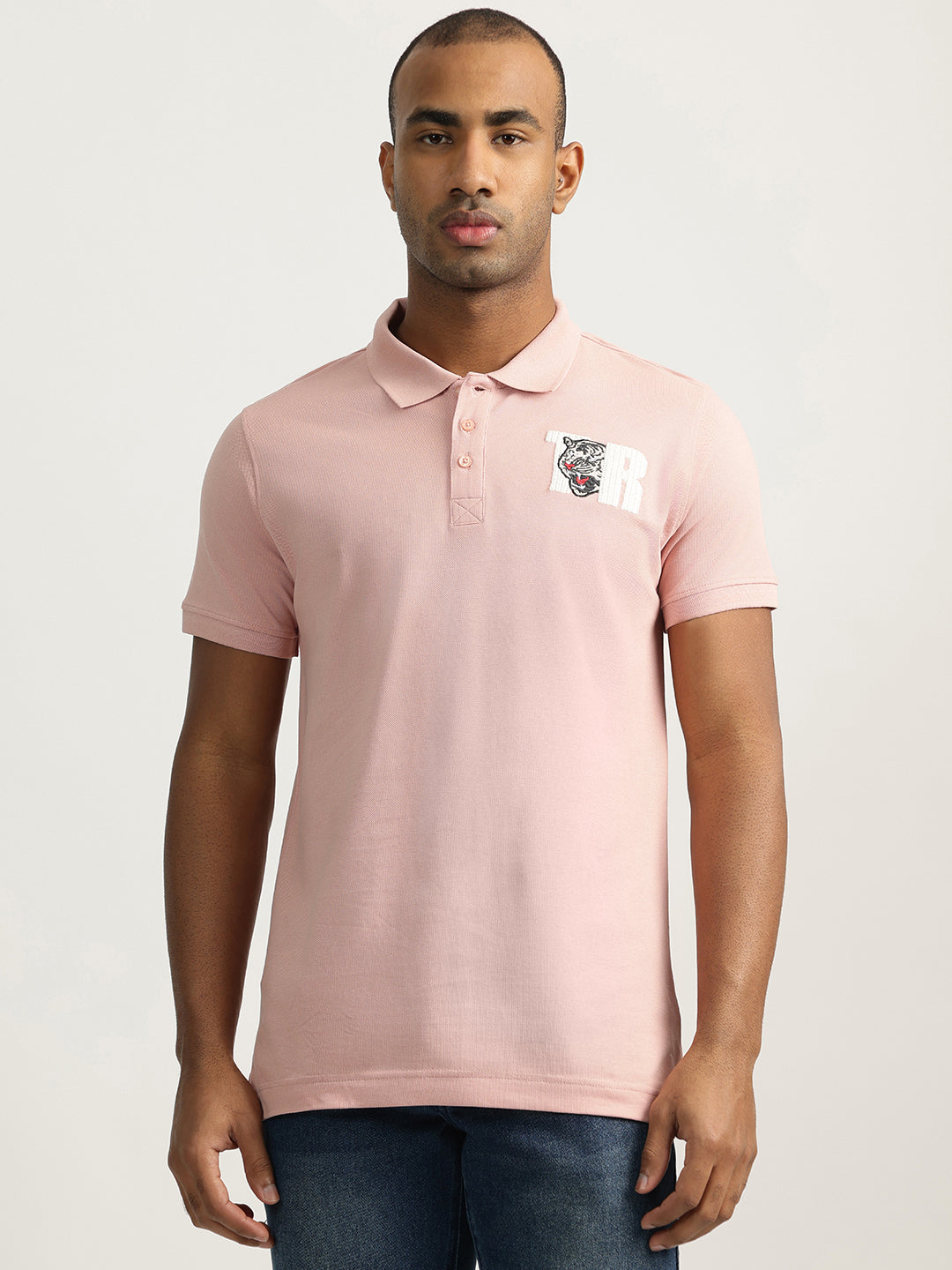 Men pink solid collared short sleeves polo tshirt
