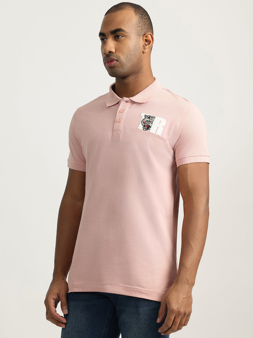 Men pink solid collared short sleeves polo tshirt