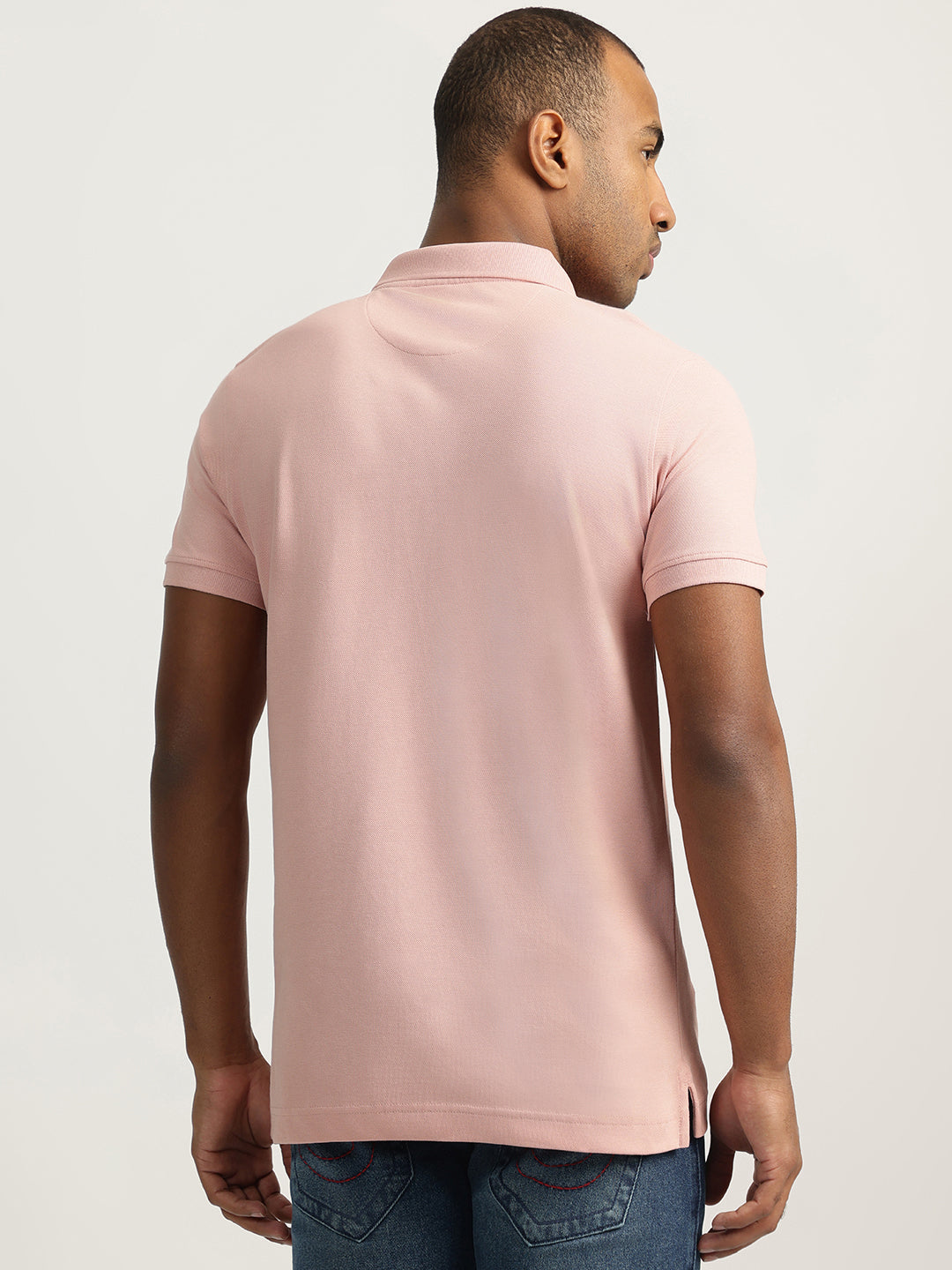 Men pink solid collared short sleeves polo tshirt
