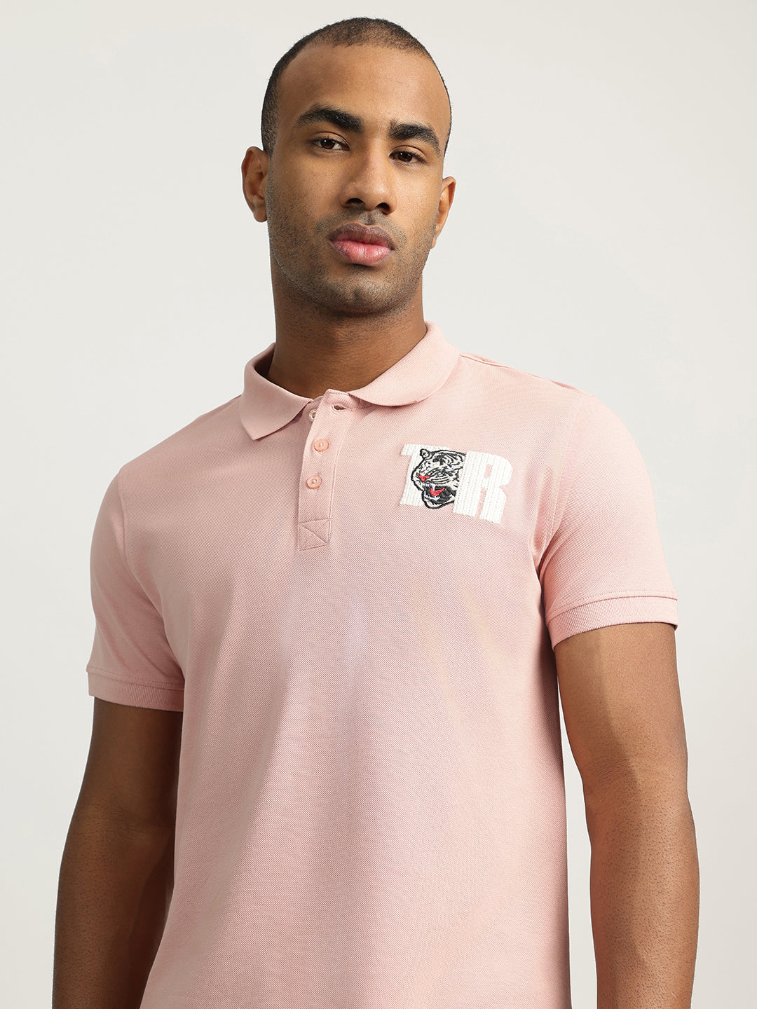 Men pink solid collared short sleeves polo tshirt