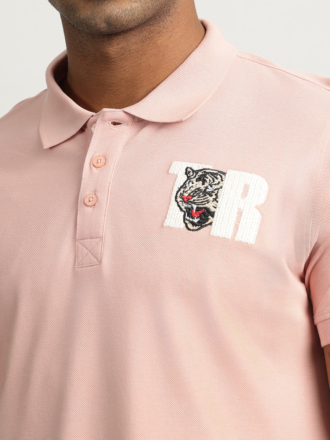 Men pink solid collared short sleeves polo tshirt