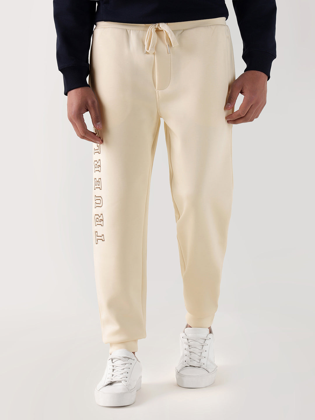 Men cream embroidered relaxed fit sweatpant