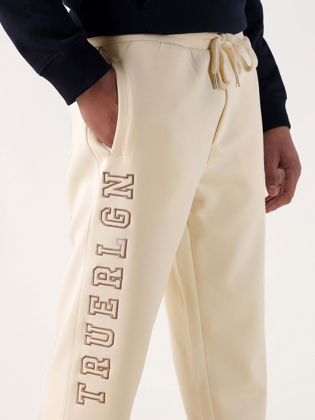 Men cream embroidered relaxed fit sweatpant