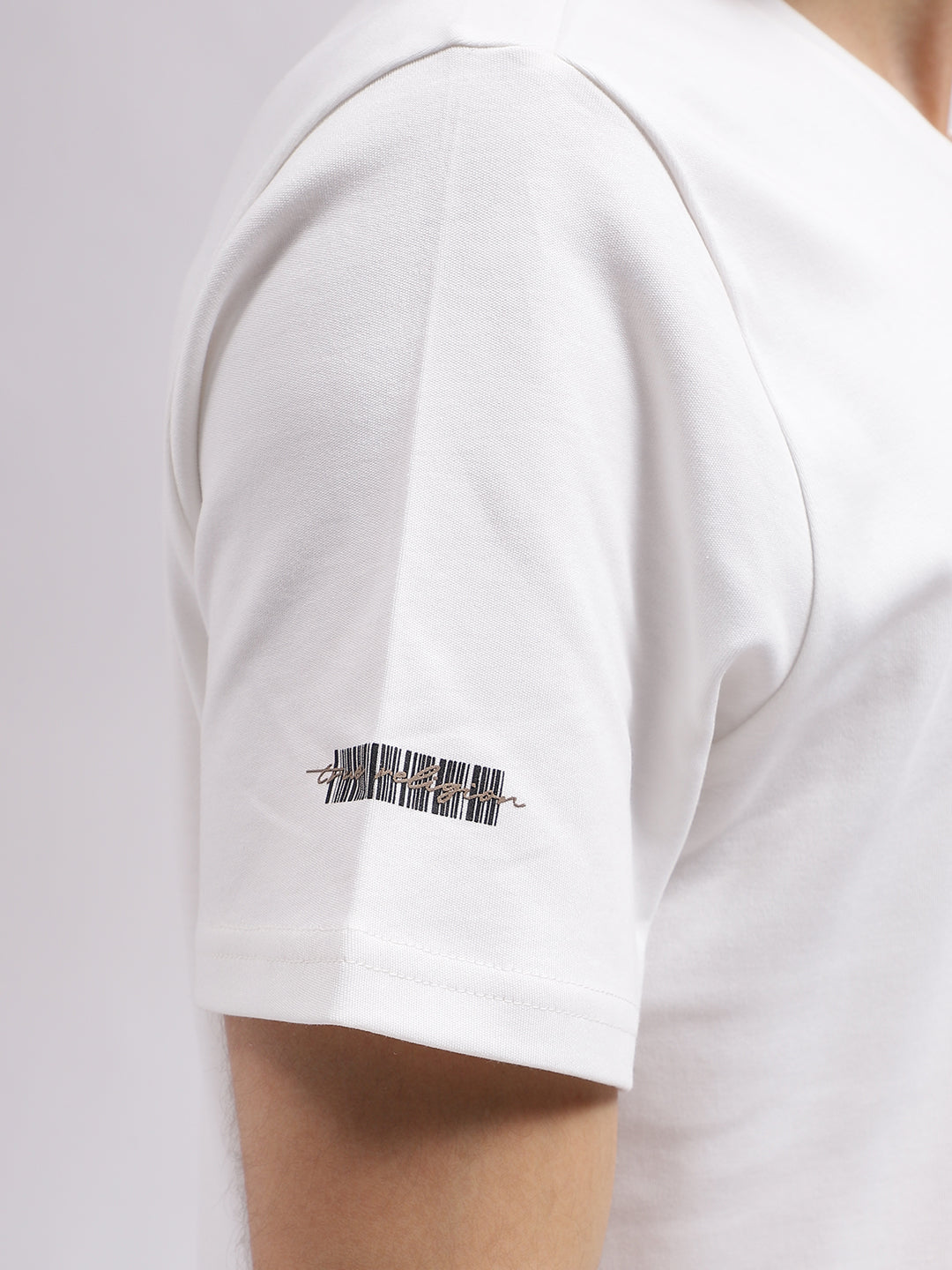 Men white solid round neck short sleeves tshirt