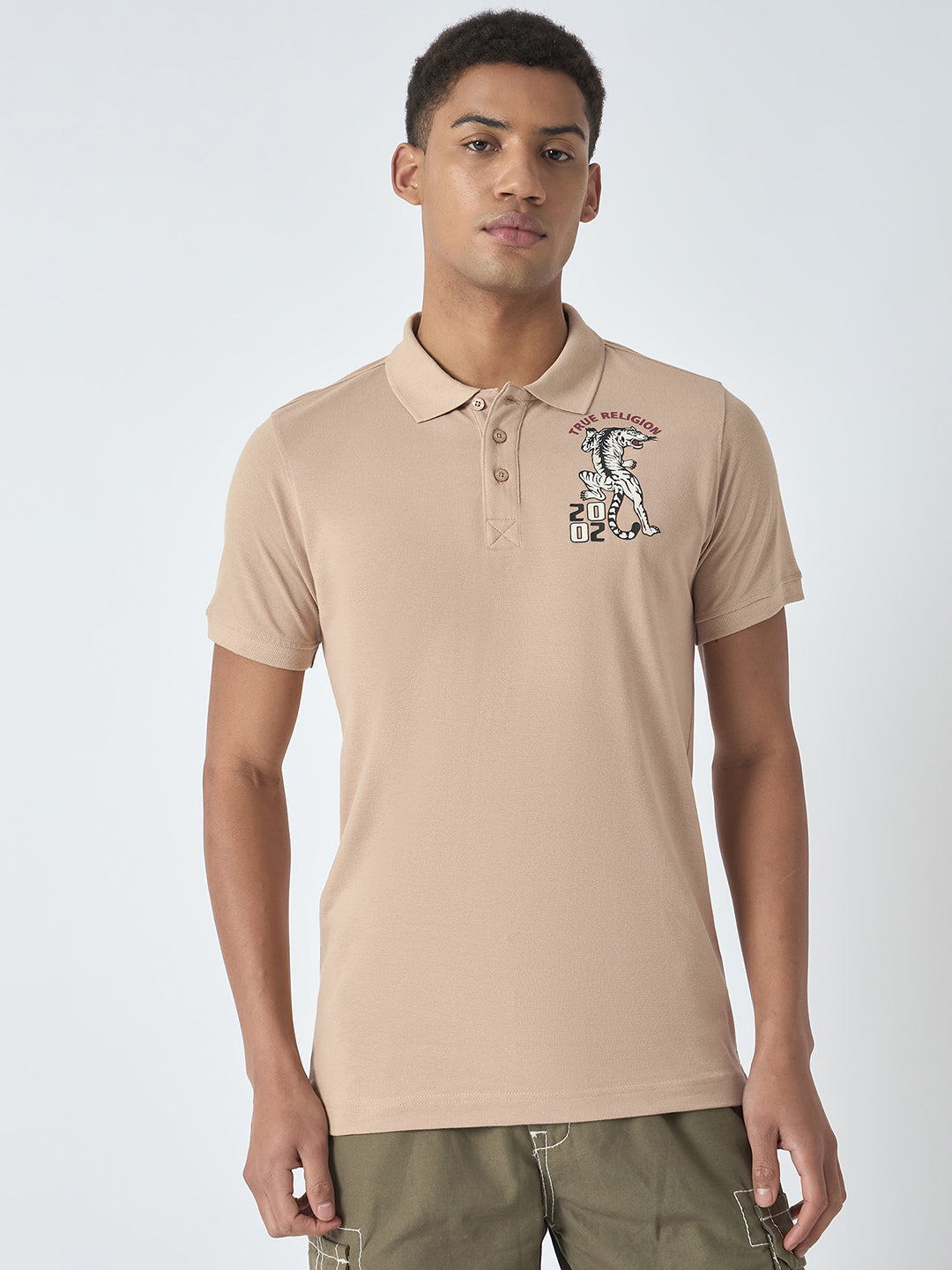 Men beige solid polo collar short sleeves polo tshirt